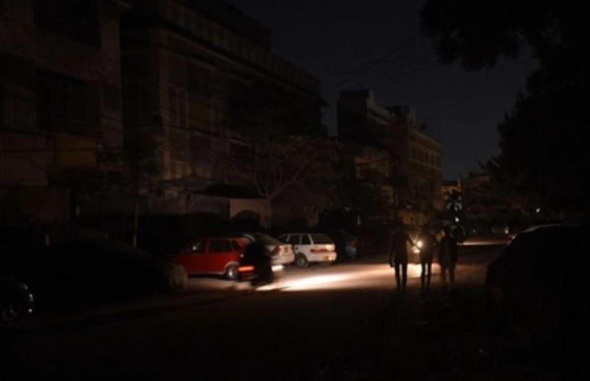 पाकिस्तान में ब्लैकआउट हुआ तो सोशल मीडिया ने कर दिया ट्रोल - pakistan blackout
