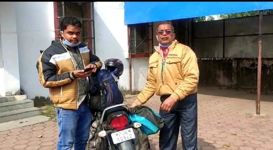 डॉक्टर के जज्बे को सलाम:350 किमी बाइक‌ चलाकर भोपाल पहुंचाया‌ बर्ड फ्लू का सैंपल - Veterinary officer drive bike of 350 km to deliver a sample of 4 bird flu to Bhopal