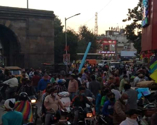 Ground Report : अहमदाबाद के पतंग बाजार में उड़ीं सोशल डिस्टेंसिंग की धज्जियां - Makar Sankranti : Heavy crowd in the kite market of Ahmedabad