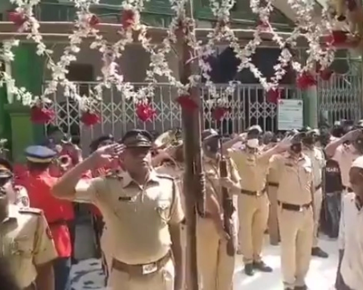 Fact Check: क्या उद्धव सरकार ने शुरू की दरगाह पर मुंबई पुलिस की सलामी की परंपरा? जानिए सच - mumbai police Paying Homage at Dargah Goes Viral, fact check
