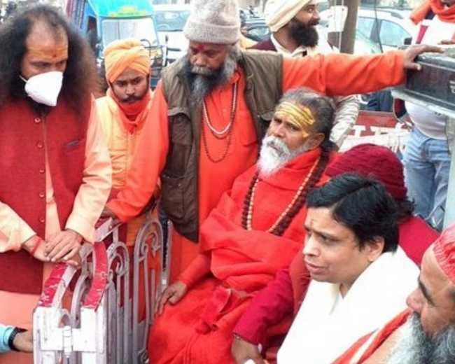 हरिद्वार में श्रीचंद्र की मूर्ति हटाई, धरने पर बैठे संत-महंत - Saints protest in Haridwar after removing shrichandra statue
