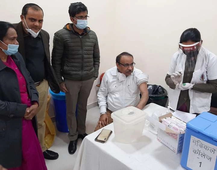 UP से Ground Report : उत्तर प्रदेश में कोरोनावायरस से जंग, Vaccine के संग... - Coronavirus  vaccination in Uttar Pradesh