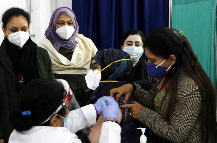 COVID-19 : भारत में दुनिया का सबसे बड़ा टीकाकरण अभियान शुरू, पहली खुराक लगभग 2 लाख कोरोना योद्धाओं को