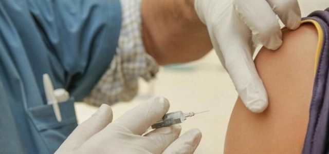 15-18 साल की उम्र के किशोरों के वैक्‍सीनेशन के सरकार के फैसले पर एम्स के वरिष्ठ महामारी रोग विशेषज्ञ ने सवाल उठाए - government decision to vaccinate children unscientific says senior aiims epidemiologist
