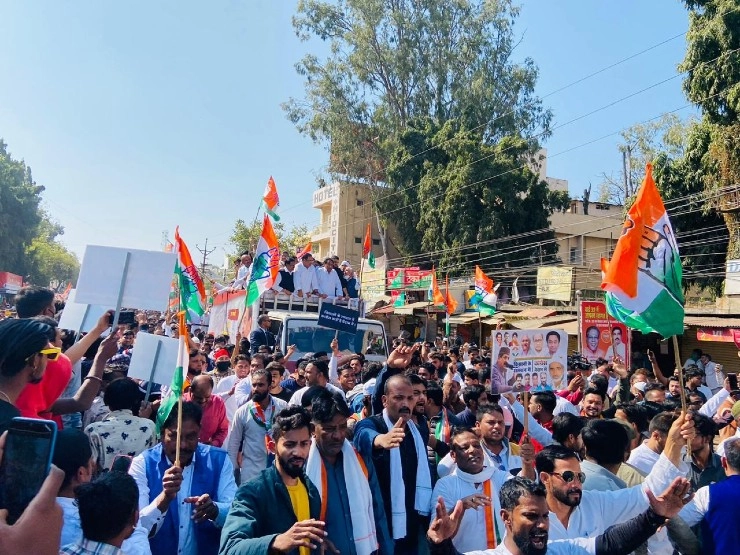 नए कृषि कानून के विरोध में भोपाल में सड़क पर कांग्रेस,पुलिस का लाठीचार्ज,वॉटर कैनन,आंसू गैस के गोले भी दागे - Police lathi charge on Congress workers protesting in Bhopal against new agriculture law