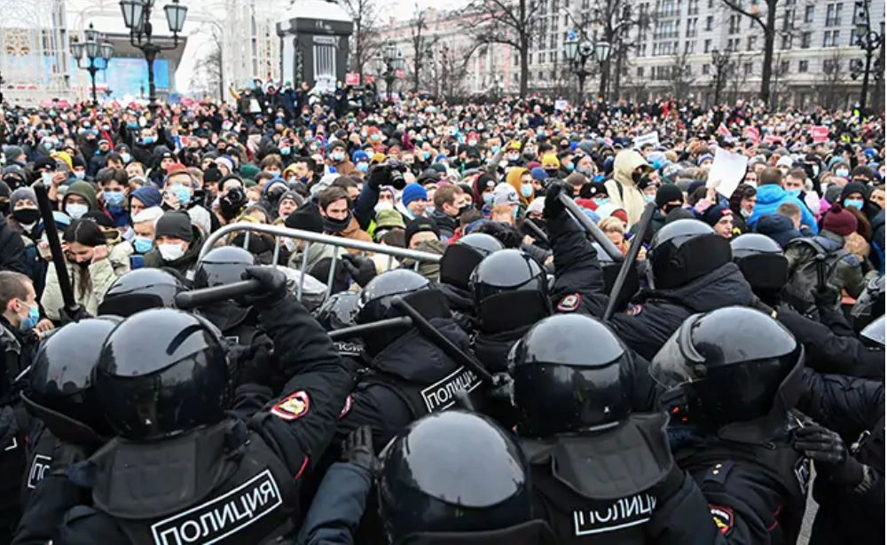 रूस के 100 शहरों में पुतिन सरकार के खिलाफ प्रदर्शन, 2500 से ज्यादा लोग गिरफ्तार
