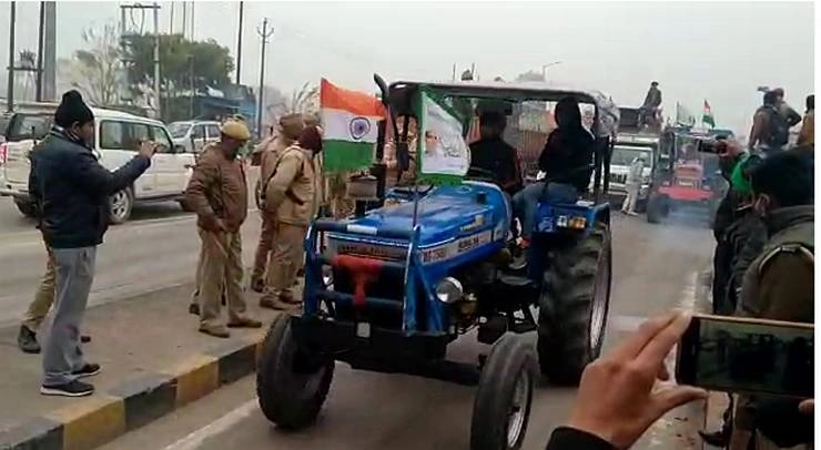 बैरिकेटिंग तोड़ किसानों की दिल्ली की तरफ कूच, बोले- ऐतिहासिक होगी 26 जनवरी की ट्रैक्टर परेड - Farmers protest tractor parade delhi