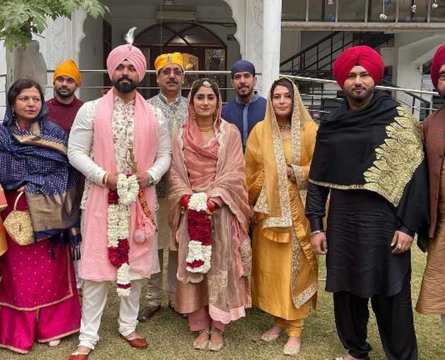 शादी के बंधन में बंधी हनी सिंह की बहन स्नेहा, सिंगर ने शेयर की न्यूली वेड कपल की खूबसूरत तस्वीरें - honey singh shares sister sneha singh wedding photo viral on internet