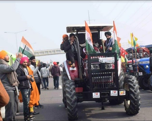 Farmers Tractor Parade | किसानों की ट्रैक्टर परेड हिंसक होने के बाद बंद किया गया कनाट प्लेस