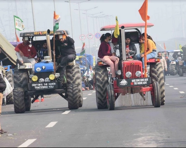 ट्रैक्टर, घोड़े और क्रेन पर सवार किसानों ने ‘जय जवान जय किसान’ के नारे लगाए - Farmer protest tractor parade
