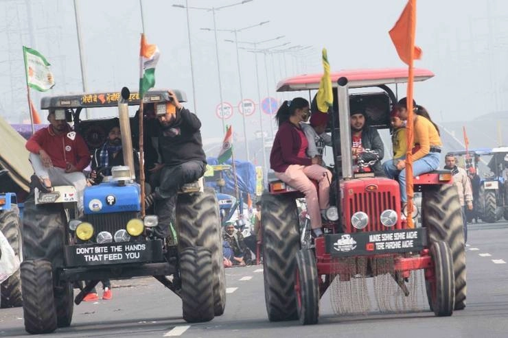 72वें गणतंत्र दिवस पर ट्रैक्टर परेड, बेरिकैड्स तोड़ दिल्ली की सीमाओं की ओर बढ़े किसान - Tractor parade : Farmers Break Barricades