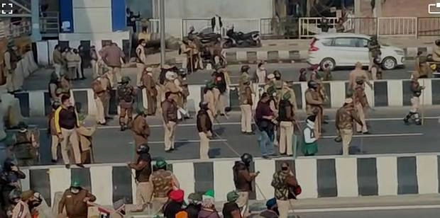 उपद्रवियों के बीच फंसा पुलिसकर्मी, भीड़ से इस तरह हुआ बचाव (वीडियो) - farmers protest kisan andolan delhi burari ghazipur tikri