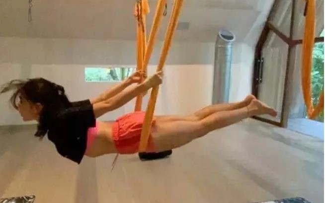 क्‍या है एरियल योग, जिससे सारा अली खान रहती हैं सबसे फि‍ट - Aerial yoga, sara ali khan