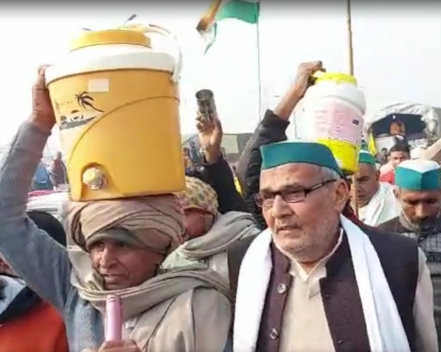 टिकैत के आंसुओं ने सरकार के मनसूबों पर फेरा पानी, गांव से बड़ी संख्या में पानी लेकर पहुंचे किसान