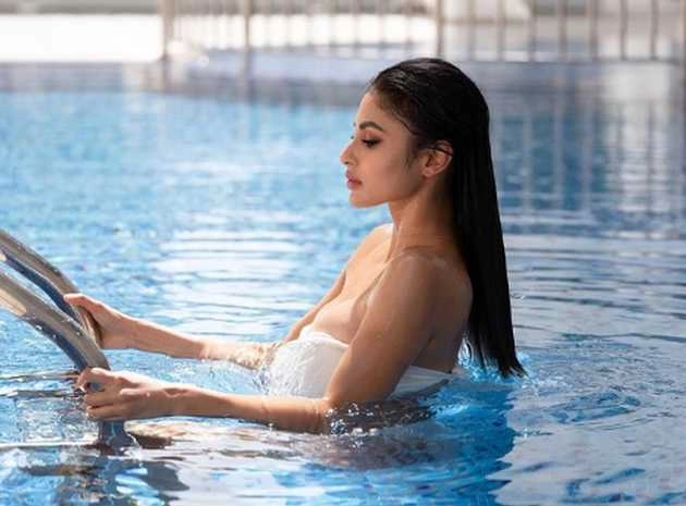 मौनी रॉय ने बिकिनी पहन पूल में लगाई आग, हॉट तस्वीरें वायरल - mouni roy hot bikini photos viral on social media