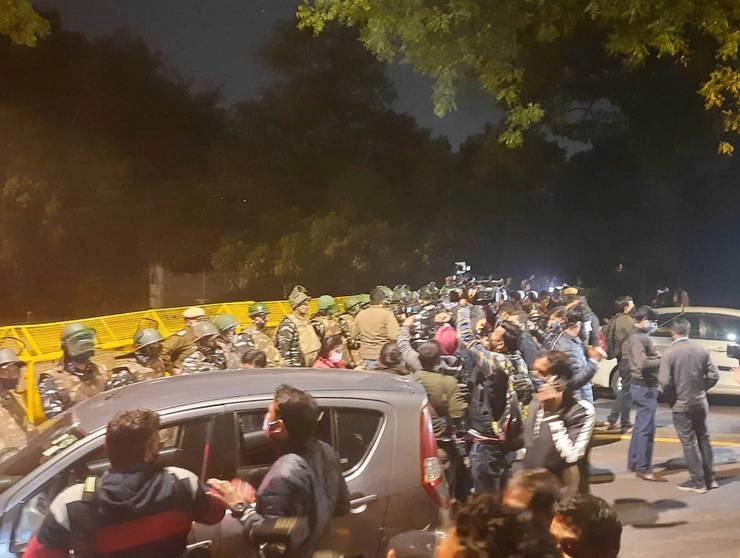 Delhi Blast : धमाके वाली जगह पर मिला गुलाबी दुपट्टा, रहस्य का पर्दा उठाने में जुटी जांच एजेंसियां - Nsg begins investigation into blast near israeli embassy