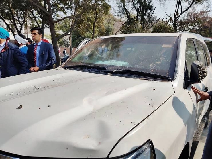 कांग्रेस-शिअद कार्यकर्ताओं के बीच हिंसक झड़प, सुखबीर बादल की कार क्षतिग्रस्त, 4 घायल (वीडियो) - sukhbir badals car damaged congress conflict between sad activists 4 injured