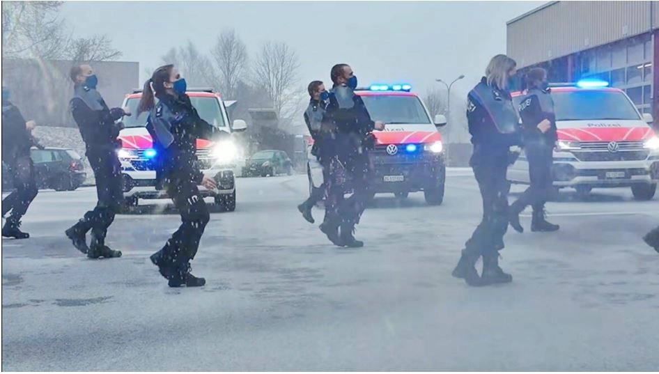 बर्फ में स्‍व‍िस पुलिस का यह डांस बन गया सोशल मीड‍िया सनसनी, लाखों लोग देख रहे लेकिन आखि‍र क्‍या है वजह? - Switzerland police dance