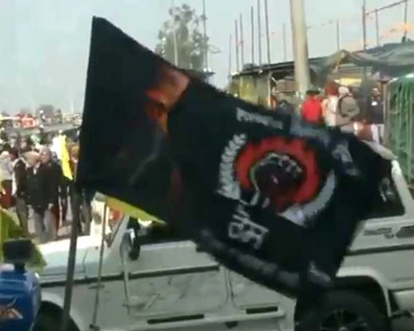लुधियाना में ट्रैक्टर पर लगे झंडे में भिंडरावाले जैसे व्यक्ति का चित्र