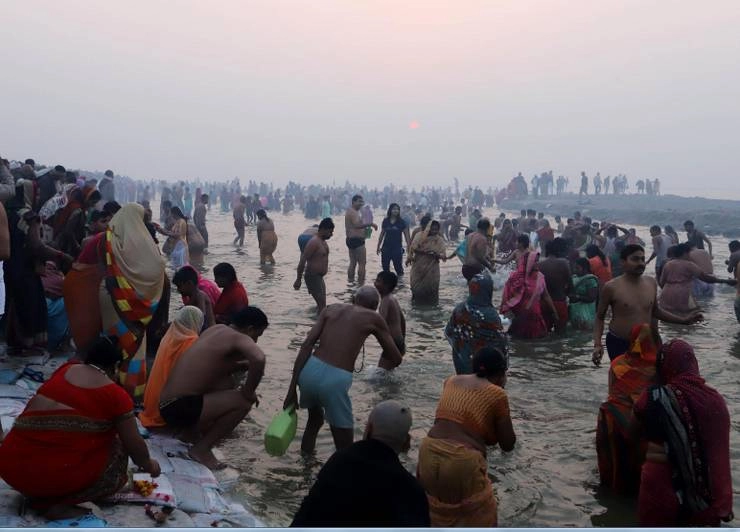 मौनी अमावस्या पर 30 लाख लोगों ने लगाई गंगा में डुबकी, हुई पुष्प वर्षा - 30 lakh people took a dip in the Ganges on Mauni Amavasya