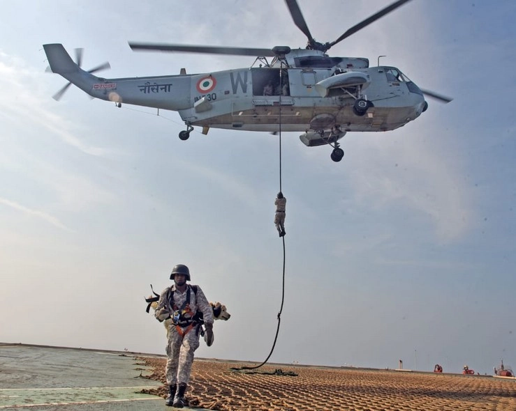 नौसेना के जवानों ने खोजी कुत्तों के साथ हेलीकाप्टर से उतरने का किया अभ्यास