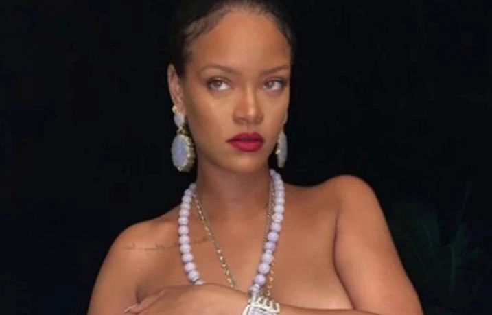 अब Rihanna ने खड़ा किया बड़ा बखेड़ा, ‘टॉपलेस’  होकर पहना भगवान श्रीगणेश का पेंडेट!