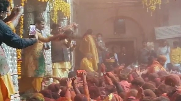 मथुरा : ब्रज में 45 दिनी होली महोत्सव की शुरुआत, बांकेबिहारी मंदिर में जमकर बरसा गुलाल-अबीर