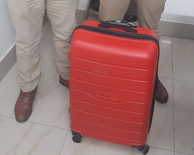 सुटकेस में खजाना : कोविड स्पेशल ट्रेन में मिला नोटों से भरा लावारिस बैग, बरामद हुए 1.40 करोड़ - 1.40 crore found in bag from Covid special train