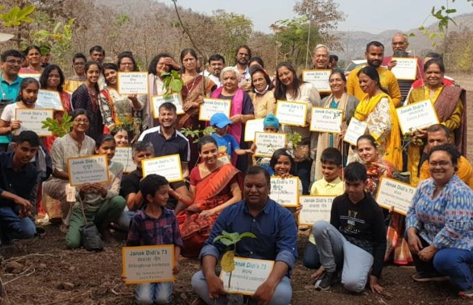 हरे-भरे पौधे लगाकर जनक दीदी ने मनाया अपना 73वां जन्‍मदिन - Clean indore