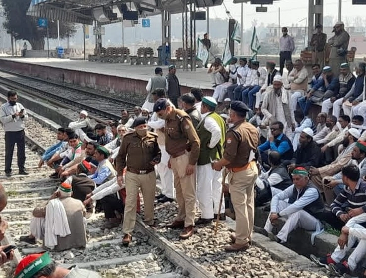 भारत बंद: पंजाब-हरियाणा में सड़कों पर किसान, पटरियों पर बैठकर रेलवे ट्रेक किया जाम - farmers protest : Bharat band