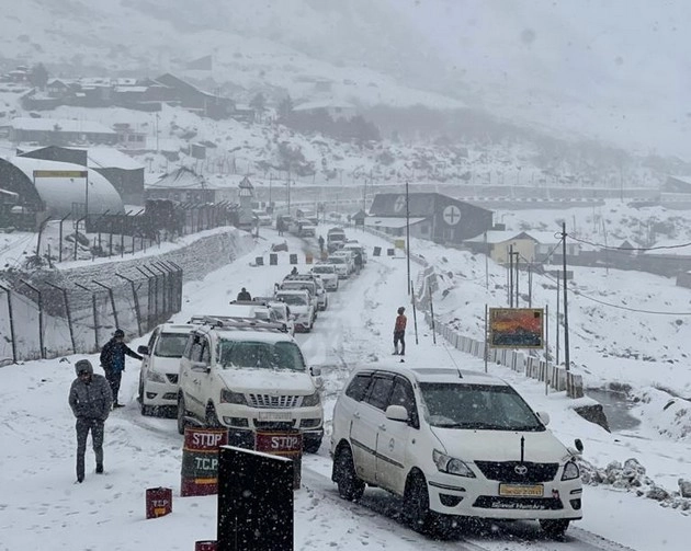 सिक्किम में भारी बर्फबारी में फंसे 400 से ज्यादा पर्यटक, सेना ने इस तरह की मदद