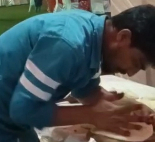 पकड़ा गया शादी की पार्टी में रोटी पर थूक लगाने वाला, हिन्दू संगठनों ने की पिटाई - The accused who spit on the bread was beaten