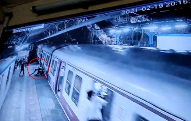 प्रेमी ने अपनी प्रेमिका को फेंका चलती ट्रेन के सामने और फि‍र...! - guy push girl under train