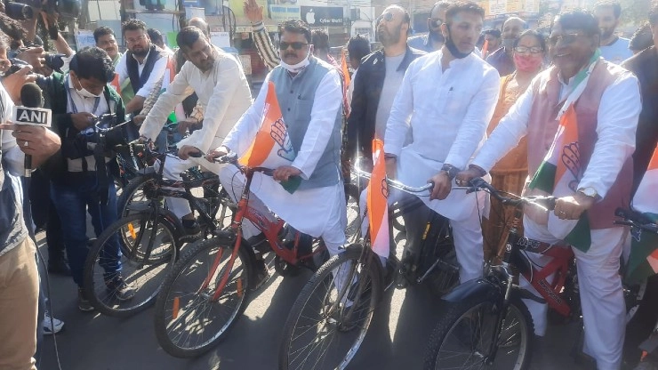 महंगाई पर कांग्रेस विधायकों के साइकिल मार्च की निकली 'हवा'! - Cycle march of Congress MLAs on inflation in Madhya Pradesh, only ceremony