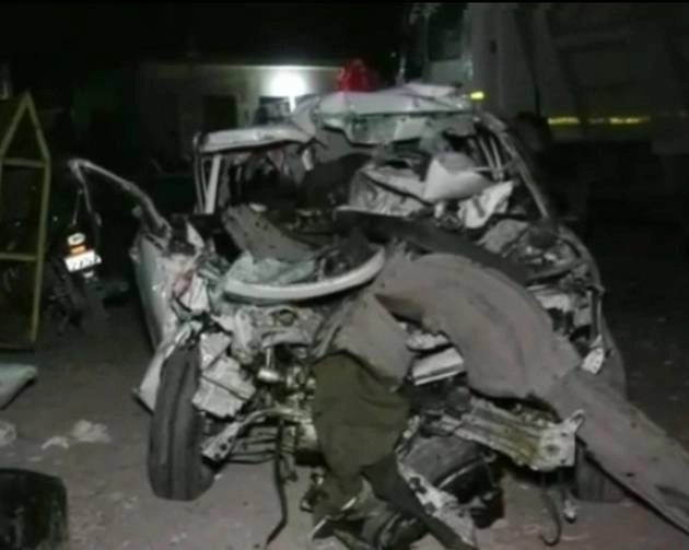 इंदौर में भीषण हादसा, खड़े ट्रक में घुसी तेज रफ्तार कार, 6 की मौत