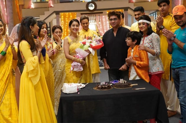 ये रिश्ता क्या कहलाता है की गायु का मनाया बर्थडे - Rajan Shahi celebrates Simran Khanna birthday on YRKKH sets
