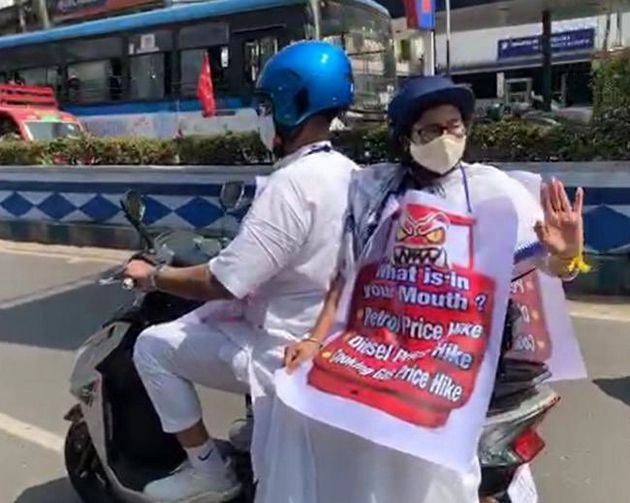 ममता ने महापौर के साथ की ई-स्कूटर की सवारी, गले में पहना महंगाई के खिलाफ पोस्टर