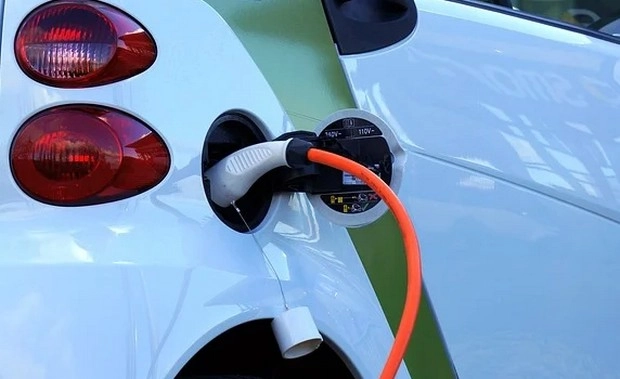सिर्फ 15 मिनट में चार्ज हो जाएगी EV की बैटरी, 15 साल तक बदलवाने की झंझट खत्म