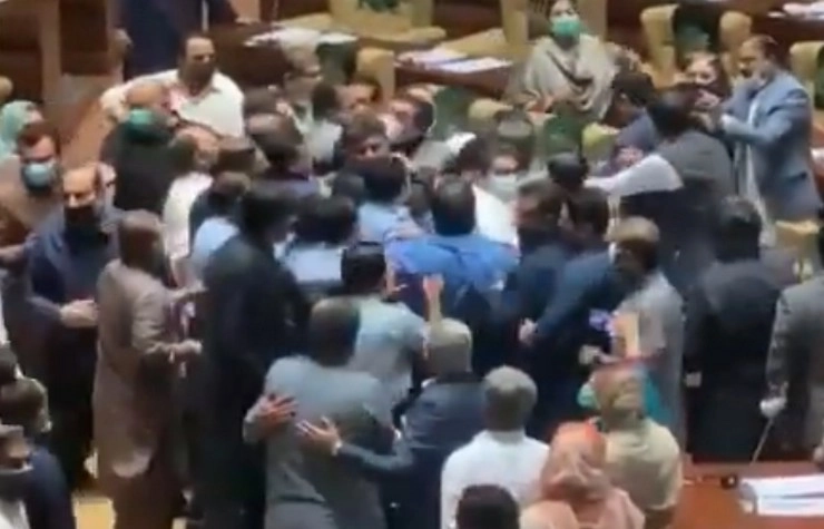 VIDEO : युद्ध का मैदान बनी पाकिस्तान की सिंध असेंबली, इमरान खान के विधायकों में जमकर चले लात-घूंसे - pakistan pti mpas fight each other into sindh assembly video viral
