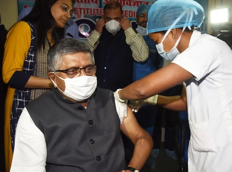 Ravi Shankar Prasad | केंद्रीय मंत्री रविशंकर प्रसाद ने 250 रुपए देकर लगवाया टीका