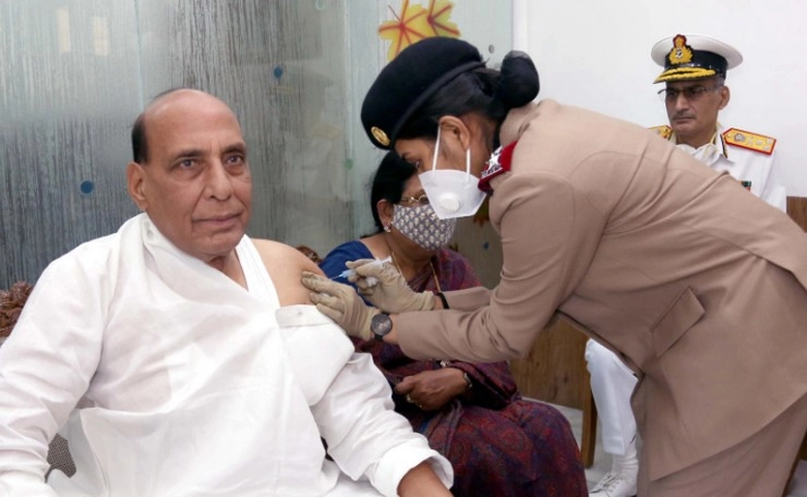 रक्षामंत्री राजनाथ सिंह ने भी लगवाया कोविड-19 का टीका