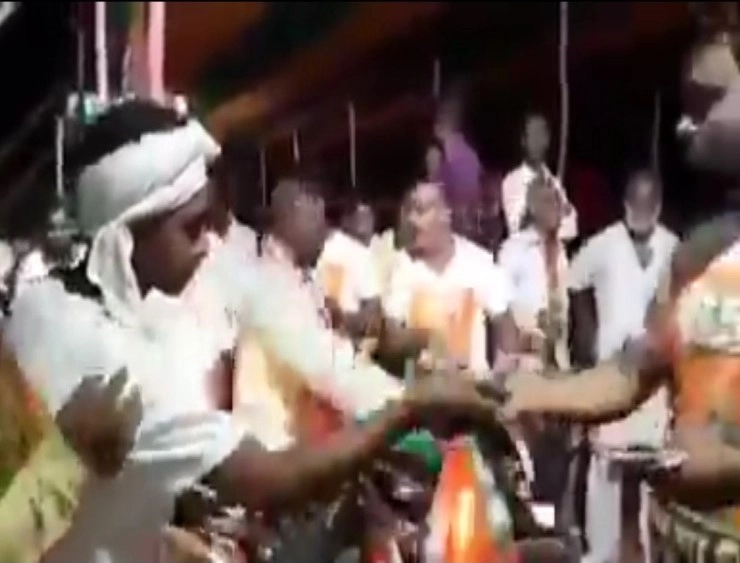 Fact Check: योगी आदित्यनाथ की बंगाल रैली में भीड़ जुटाने के लिए बांटे गए पैसे? जानिए वायरल VIDEO का सच - social media claims BJP workers distributed cash to lure people to attend UP CM Yogi Adityanaths rally in west bengal