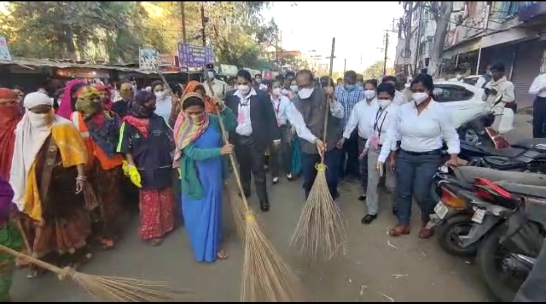 सम्मान: अंतरराष्ट्रीय महिला दिवस पर CM  शिवराज ने महिला सफाई कर्मचारियों के साथ लगाई झाड़ू