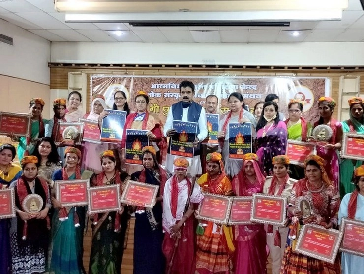 इंदौर में ग्रामीण महिलाओं का हुआ सम्‍मान, 'आत्मनिर्भर भारत' वेबसाइट लांच - Rural women honored in Indore
