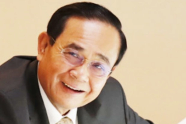 Prayut Chan Ocha | पत्रकारों के सवालों से झल्लाए PM, कर दिया सैनिटाइजर का छिड़काव