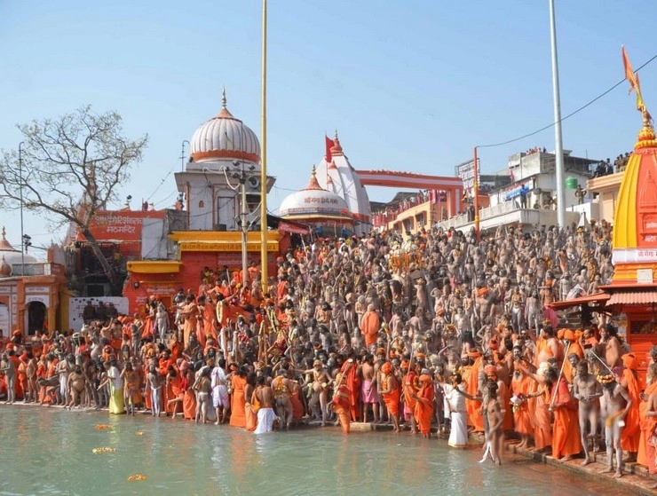 महाशिवरात्रि के मौके पर महाकुंभ का पहला शाही स्नान जारी - Mahakumbh's first royal bath continues on Mahashivratri