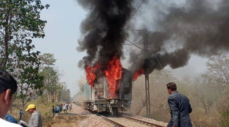 बर्निंग ट्रेन में सवार मध्यप्रदेश के तीरंदाजों के स्पोर्ट्स किट हुए खाक - Eight Junior Madhya Pradesh Archers Escape the Burning Train
