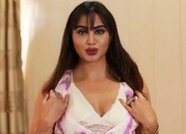 अर्शी खान ने बदला अपना स्टाइल स्टेटमेंट, नाइटी छोड़ डीप नेक ड्रेस में शेयर की हॉट तस्वीरें - arshi khan shares hot photos viral on social media