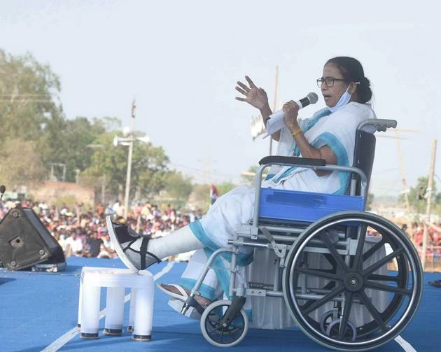 भाजपा नेता दिलीप घोष का विवादित बयान, ममता से कहा- चोट दिखाने के लिए बरमूडा पहनो