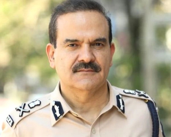 एंंटीलिया कार केस, मुंबई पुलिस कमिशनर परमबीर सिंह की छुट्‍टी - Mumbai Police Commissioner Param bir Singh removed